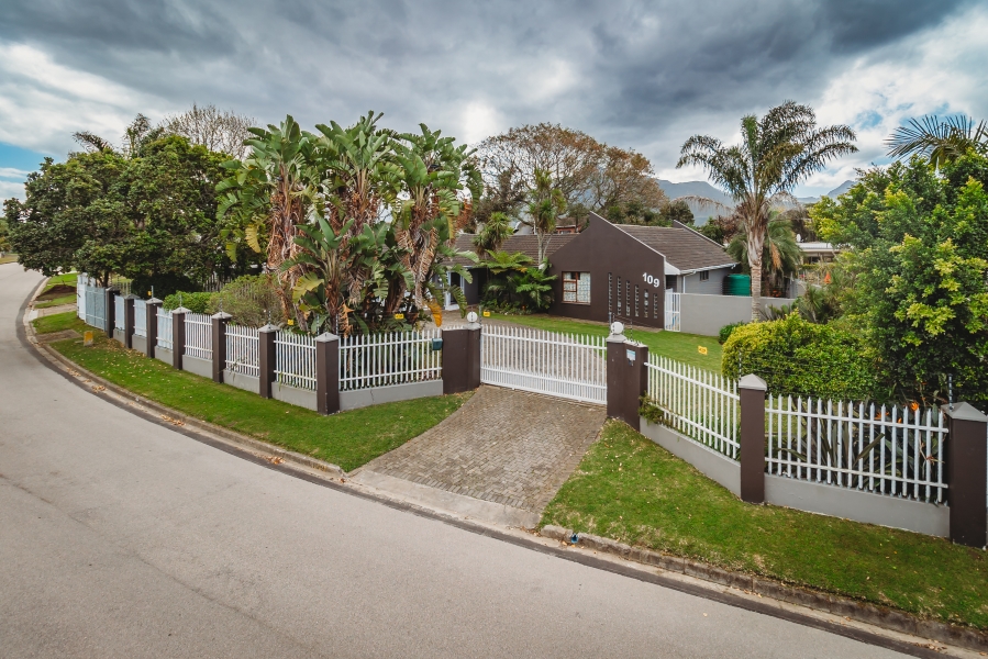 4 Bedroom Property for Sale in Loerie Park Western Cape